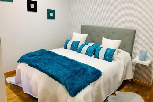 A bed or beds in a room at Apartamento con piscina y terraza al lado de la playa