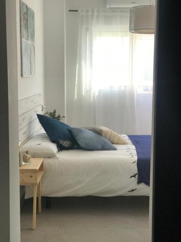 Ein Bett oder Betten in einem Zimmer der Unterkunft Cabanyal Beach House