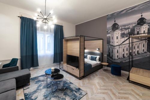 - un salon avec un lit et un canapé dans l'établissement Catalog Boutique Rooms, à Debrecen