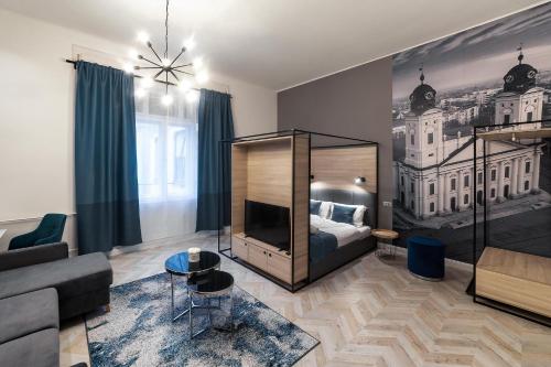 een woonkamer met een bed en een bank bij Catalog Boutique Rooms in Debrecen