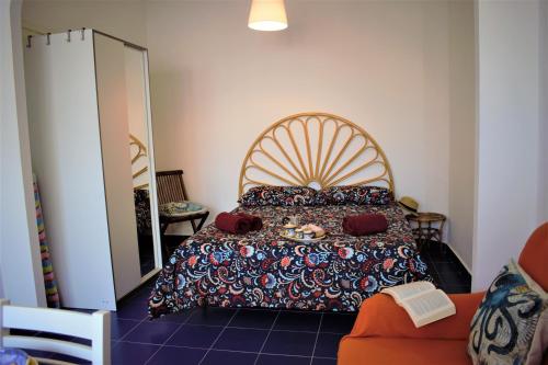 um quarto com uma cama grande e um espelho em Primavera apartment em Mazzeo