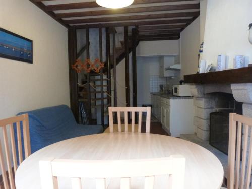 une salle à manger avec une table et des chaises et une cuisine dans l'établissement 