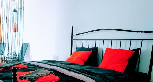 Kórinthos的住宿－STUDIO POSEIDONIA apartment 75sqm CORINTH CANAL，一张带红色和黑色枕头的床