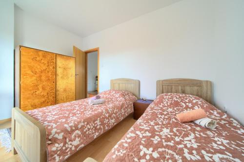 2 Betten nebeneinander in einem Zimmer in der Unterkunft Rasopasno Apartment with terrace and private parking in Rasopasno