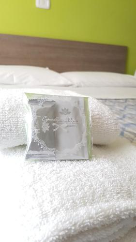 un paquete encima de la cama con toallas en NIKY HOME, en Santa Maria Capua Vetere