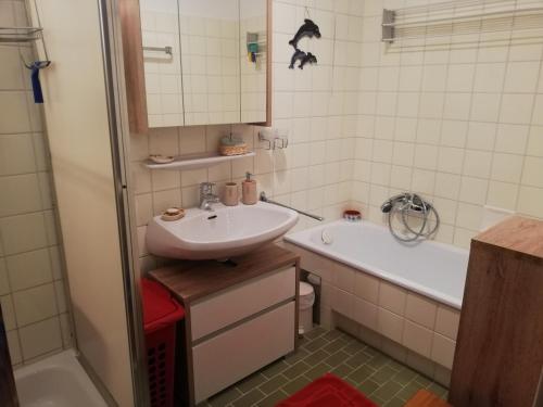 a bathroom with a sink and a bath tub at Ferienwohnung "Kaiserblick" in Bad Aussee