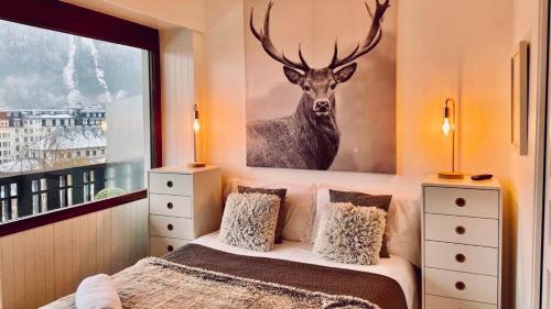 - une chambre ornée d'une peinture murale représentant des cerfs dans l'établissement Residence Du Brevent, à Chamonix-Mont-Blanc