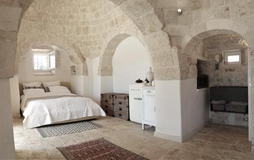 una camera con letto e camino di Trullo Piccolo ad Alberobello