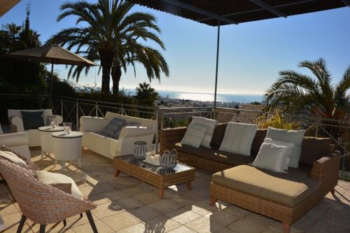 シッチェスにあるVilla Sitges Loto Amazing View Confortable AC 20 minutes walk Sitges beachesのパティオ(ソファ、椅子、テーブル付)