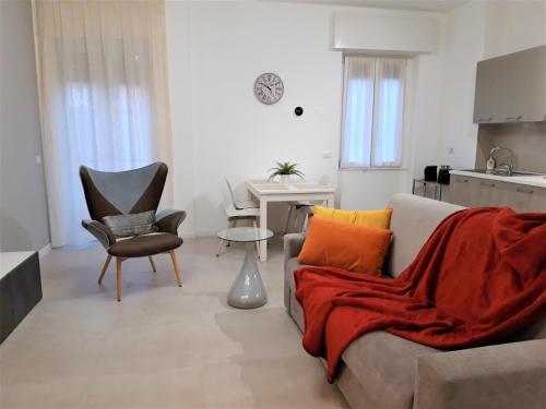 een woonkamer met een bank en een tafel bij Suite Rent Milan 2 in Milaan