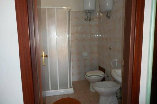 a bathroom with a shower and a toilet and a sink at Appartamento 72 in Torre Dei Corsari