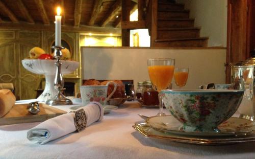 einen Tisch mit Kerzen und Gläsern Orangensaft in der Unterkunft Le relais de saint Jacques in Boulogne-sur-Mer