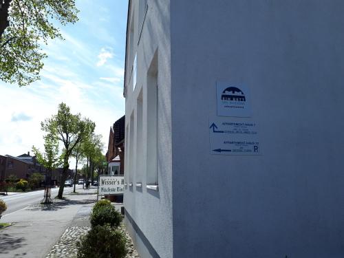 a sign on the side of a building at Ein Bett im Norden in Fehmarn