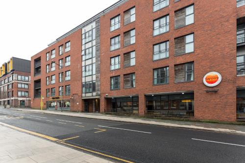 Centrally located apartment in Duke Street- free parking- two bathrooms photo 16