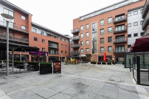 Centrally located apartment in Duke Street- free parking- two bathrooms photo 17