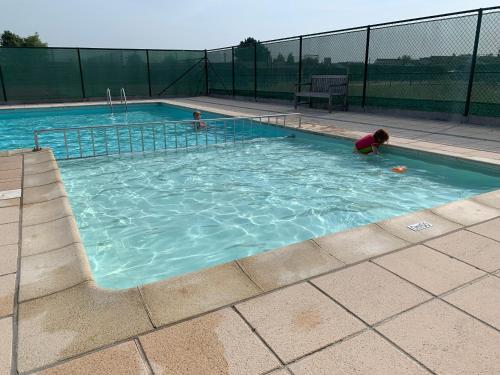 a young child playing in a swimming pool at Duinendaele 166 met sauna en bij Plopsaland in De Panne