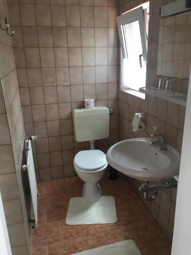 La salle de bains est pourvue de toilettes et d'un lavabo. dans l'établissement Kiekkast, à Norddeich