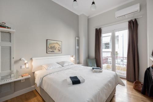 En eller flere senge i et værelse på Troon of Athens Apartments