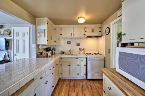Dapur atau dapur kecil di Tropical Island Escape with Deck, Walk to Avalon Bay