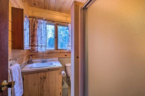 ห้องน้ำของ Secluded Johnsburg Outdoor Oasis - Private Hot Tub
