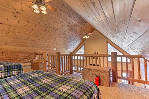 Cama o camas de una habitación en Cabin with On-Site Trails - 15 Miles to Mt Rushmore!