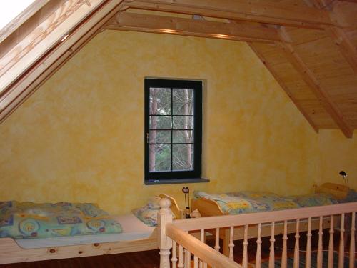 Zimmer mit 2 Betten und einem Fenster in der Unterkunft Ferienhaus Am Eichler Stich in Zehdenick