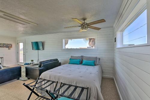 een kamer met een bed en een plafondventilator bij Open-Concept Cottage Less Than 1 Mi to Beach! in Surfside Beach