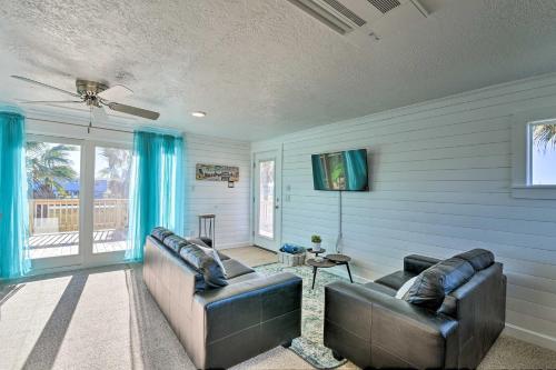 Posezení v ubytování Less Than 1 Mi to Surfside Beach Open-Concept Cottage