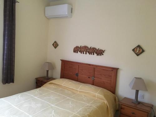 1 dormitorio con 1 cama, 2 lámparas y 2 cuadros en la pared en EL BALCÓN DE MAR, en Nerja