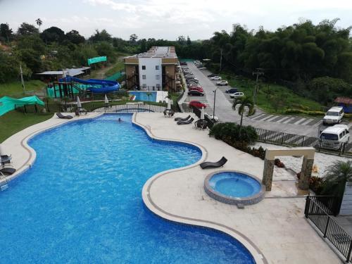 an overhead view of a swimming pool at a resort at Descanso cafetero apartasol Tebaida in La Tebaida