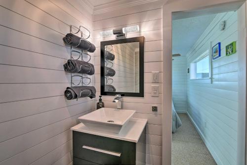 Koupelna v ubytování Less Than 1 Mi to Surfside Beach Open-Concept Cottage