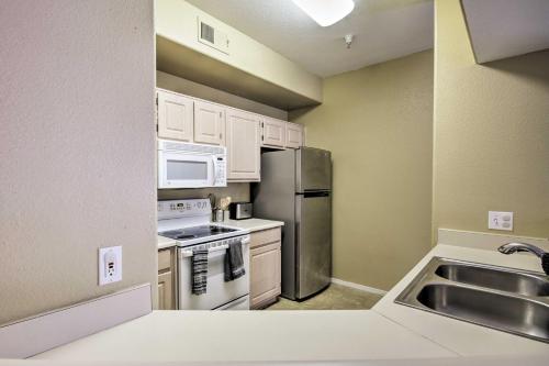 Kuchyň nebo kuchyňský kout v ubytování Condo with Pool Access, 5 Mi to Tempe Diablo Stadium