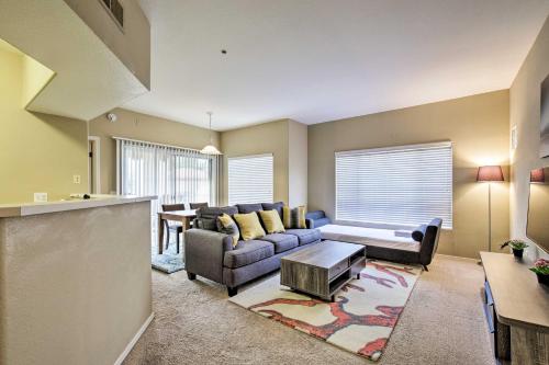 Ruang duduk di Condo with Pool Access, 5 Mi to Tempe Diablo Stadium