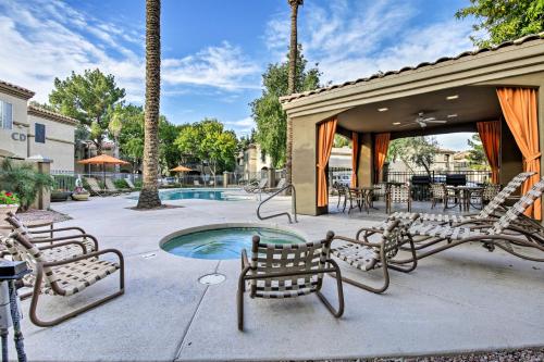 Bazén v ubytování Condo with Pool Access, 5 Mi to Tempe Diablo Stadium nebo v jeho okolí