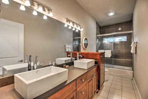 a bathroom with two sinks and a tub at The Ark at Farewell Park, 20 Mi to Mt Bachelor! in Bend