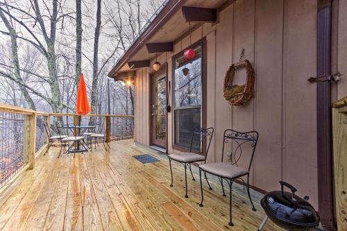 Beech Mountain Ski Escape with Deck and Mountain Views – Photos 3