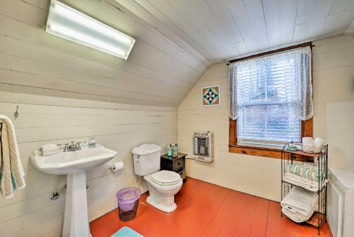 ein Badezimmer mit Toilette und Waschbecken und einem Fenster in der Unterkunft Lil Red Hen Cottage in the Boone Area with Hot Tub in West Jefferson