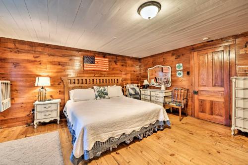 Säng eller sängar i ett rum på Lil Red Hen Cottage in the Boone Area with Hot Tub