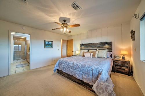 Llit o llits en una habitació de Unique Yosemite Mountaintop Retreat on 100 Acres