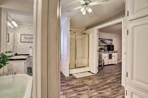 La salle de bains est pourvue d'une baignoire et d'un ventilateur de plafond. dans l'établissement Broken Bow Home 2 Mi to Beavers Bend State Park, à Broken Bow