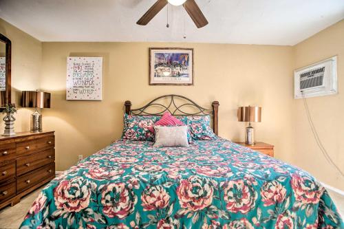 ポンパノビーチにある1 Mi to Oceanfront Fun Pompano Beach Retreat!のベッドルーム1室(花柄のベッドカバー付)