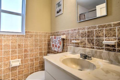 ポンパノビーチにある1 Mi to Oceanfront Fun Pompano Beach Retreat!の洗面台とトイレ付きのバスルーム