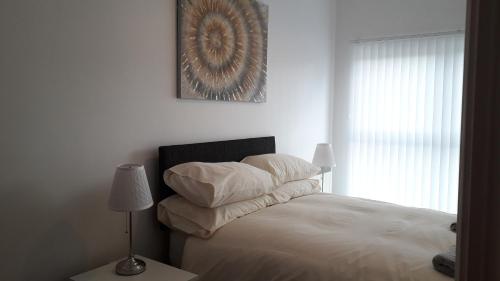 Ένα ή περισσότερα κρεβάτια σε δωμάτιο στο Lynn's Liverpool Apartment