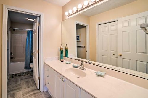 baño con lavabo y espejo grande en Oak Island Cottage - Walk to Beach and Intracoastal!, en Oak Island