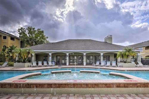 Πισίνα στο ή κοντά στο Modern Condo with Pool 4 Mi to Clearwater Beach!