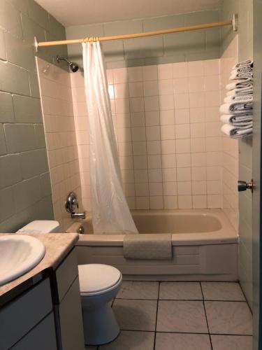 Kylpyhuone majoituspaikassa Chimo Motel