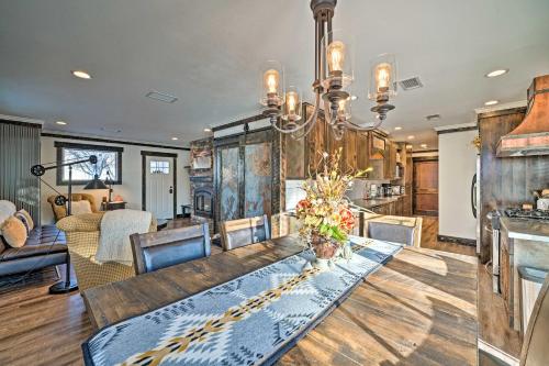 Fotografie z fotogalerie ubytování Rustic-Chic Apartment with Gas Grill 20 Mi to MSU! v destinaci Manhattan