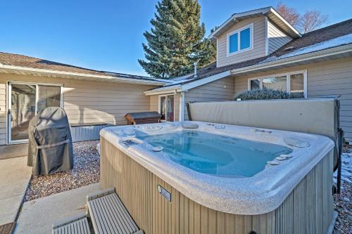 Fotografie z fotogalerie ubytování Rustic-Chic Apartment with Gas Grill 20 Mi to MSU! v destinaci Manhattan