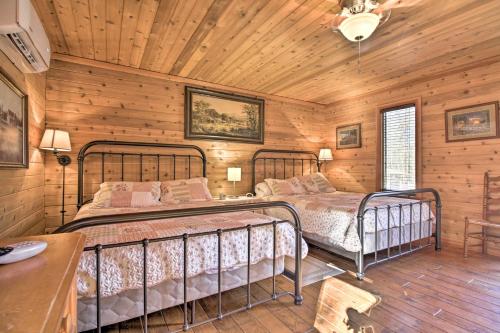 een slaapkamer met 2 bedden in een houten kamer bij Carters Hideaway by Fairy Stone Pool and Hot Tub in Henry