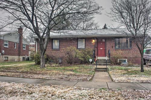 Imagen de la galería de Mid-Century Gem Dog-Friendly Home Near DC!, en Rockville
